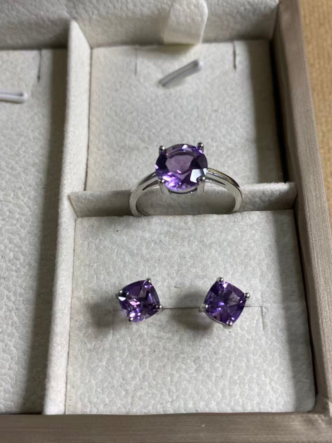 Set cincin dan anting-anting tetes air mata amethyst yang sangat indah. Ukuran batu utama: 8mm. Terbuat dari perak sterling s925 berlapis emas putih dengan pengerjaan yang sangat teliti. Termasuk ongkos kirim dan pajak.