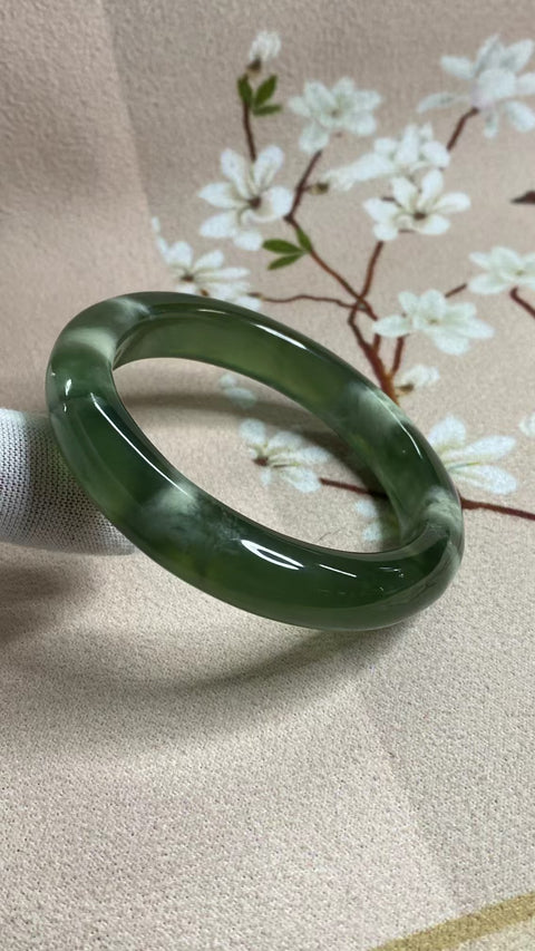 Gelang Bahan Giok Cui Alami 180 Ukuran Gelang 55-57mm Ukuran 56.1mm Lebar Sisi 11.8mm Giok terbentuk secara alami Pola acak Pengiriman dan pajak sudah termasuk.