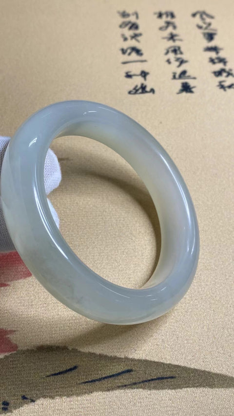 Gelang Es Giok Cui Giok Abu-Abu Alami Ukuran 59-61mm Ukuran 60.7mm Lebar Sisi 16mm Giok ini terbentuk secara alami dan polanya acak Sudah termasuk pajak pengiriman.