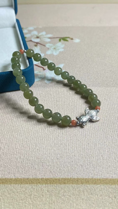 Gelang Giok Hetian Alami Ukuran 6mm dengan aksesoris Batu giok itu bersih, halus dan hangat, dan gayanya indah.