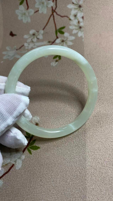 Gelang giok Xiuyan yang indah, diameter dalam: 59 mm. Semua batu terbentuk secara alami; polanya acak. Biaya pengiriman dan pajak sudah termasuk.
