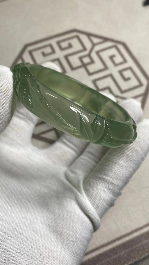 Gelang Bunga Berukir Giok Cui Alami Ukuran 58-60mm Ukuran 59.1mm Lebar Sisi 13.7mm Batu giok ini terbentuk secara alami dan polanya acak Sudah termasuk pajak pengiriman.