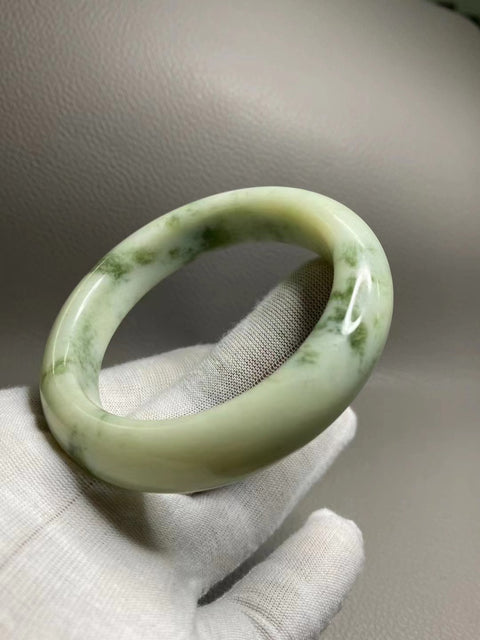 Gelang Cui Giok Minyak Cui Tua Ukuran 56-58mm Ukuran 57.9mm Lebar Sisi 14.7mm Giok terjadi secara alami Pola acak Termasuk pajak pengiriman.