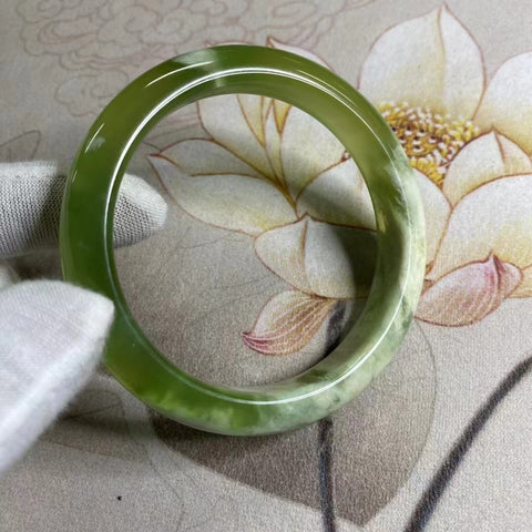 Gelang Giok Cui Alami Qingti Milkcap Ukuran 64-66mm Ukuran 65.1mm Lebar Sisi 13.4mm Giok terjadi secara alami Pola acak Pengiriman dan pajak sudah termasuk.