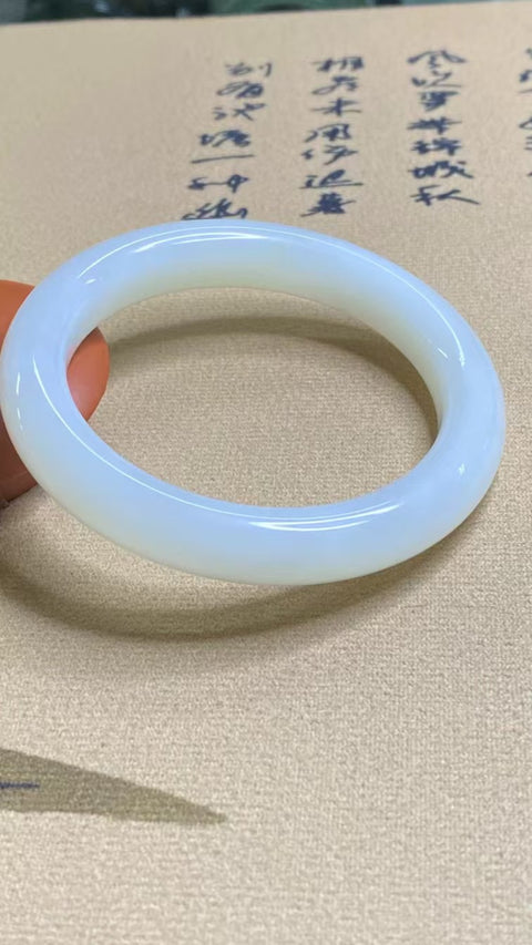 Gelang Cahaya Bulan Putih Giok Cui Giok Alami Ukuran 58-60mm Ukuran 59.5mm Lebar Sisi 11.9mm Giok semuanya terjadi secara alami Pola acak termasuk pajak pengiriman