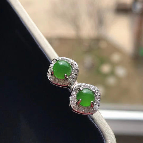 Anting-anting Giok Jasper Alami Giok bersih, halus dan hangat dengan warna yang indah Ukuran 5mm Ditetapkan dalam 925 Perak Sudah termasuk pajak pengiriman.