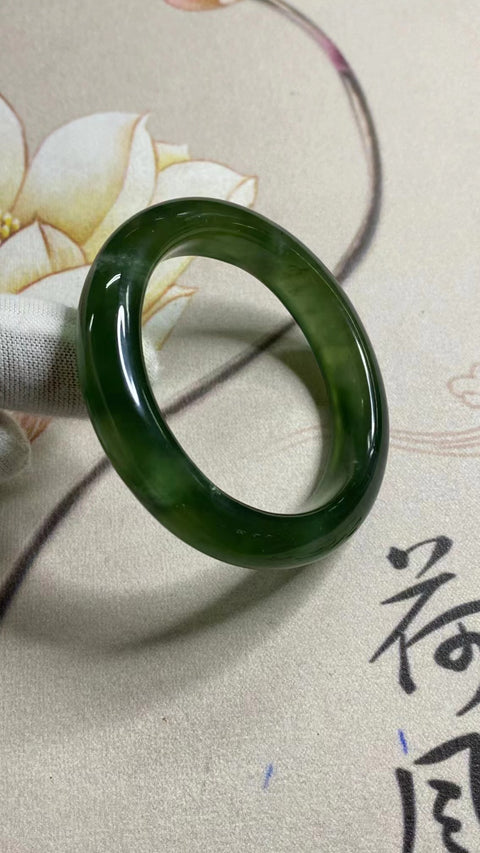 Gelang Hijau Penuh Giok Cui Giok Alami Ukuran 49-51mm & nbsp; Ukuran 50.3mm Lebar Samping 11mm Giok ini semuanya terjadi secara alami Pola acak Termasuk Pajak Pengiriman