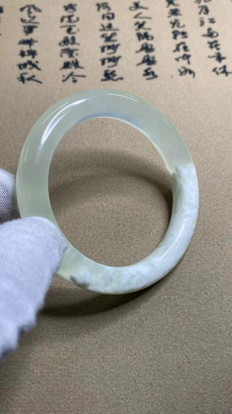 Gelang Giok Ciu Alami Ukuran 56-58mm Ukuran 57mm Lebar Sisi 10.5mm Giok terjadi secara alami Pola acak Pengiriman dan pajak sudah termasuk.