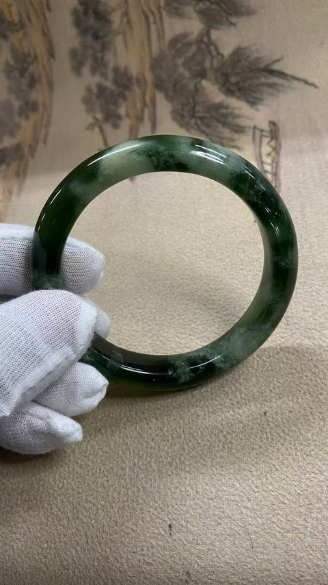 Gelang giok Xiuyan yang indah, berwarna hijau pekat dengan zamrud yang berkilauan, Diameter 57,2 mm, lebar tepi: 11,8 mm. Semua Batu Terbentuk Secara Alami. Gratis Ongkos Kirim Dan Pajak.
