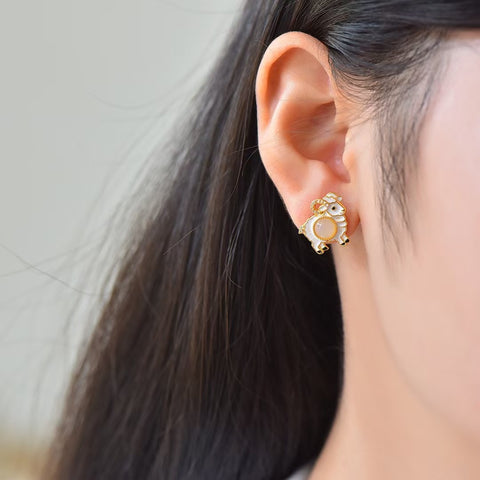 Anting Tusuk Giok Hetian "Domba Kecil" dengan Rangka Perak S925 2003-2# Ukuran batu: 5×5 mm. Gratis ongkos kirim dan pajak.