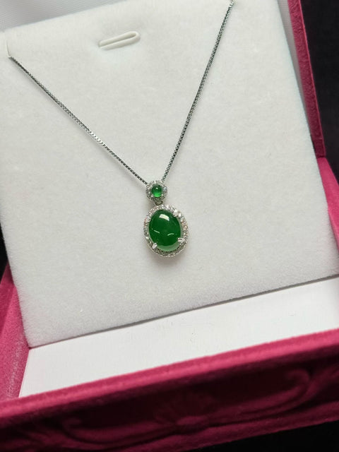 Liontin Giok Jadeite Alami Grade A perak 925 Yang Indah. Ukuran giok 10x8 mm, gratis ongkos kirim dan pajak.