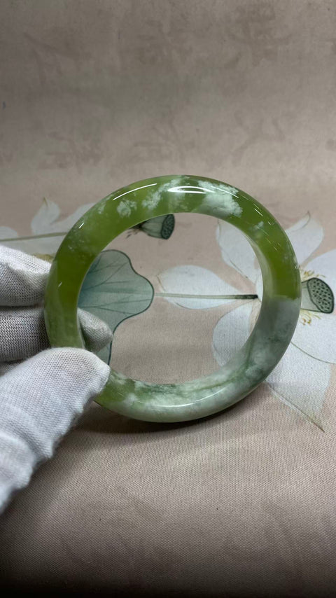 Gelang Gelang Cui Giok Hijau Titi Milkcap Ukuran 62.8mm Lebar 14.3mm Giok adalah batu giok yang terbentuk secara alami Pola acak Sudah termasuk pajak pengiriman.