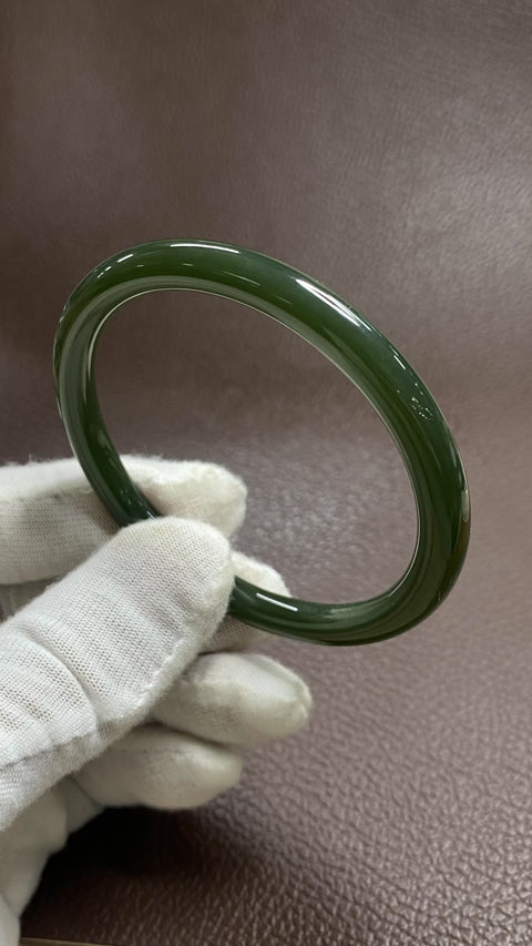 Gelang giok Hetian model "Meiren Tiao" (model ramping) yang sangat indah. Gioknya memiliki berkilau, Diameter 55,2 mm, ketebalan gelang 6,5 mm. Semua batu terbentuk secara alami, Gratis ongkos kirim dan pajak.