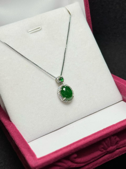 Liontin Giok Jadeite Alami Grade A perak 925 Yang Indah. Ukuran giok 10x8 mm, gratis ongkos kirim dan pajak.