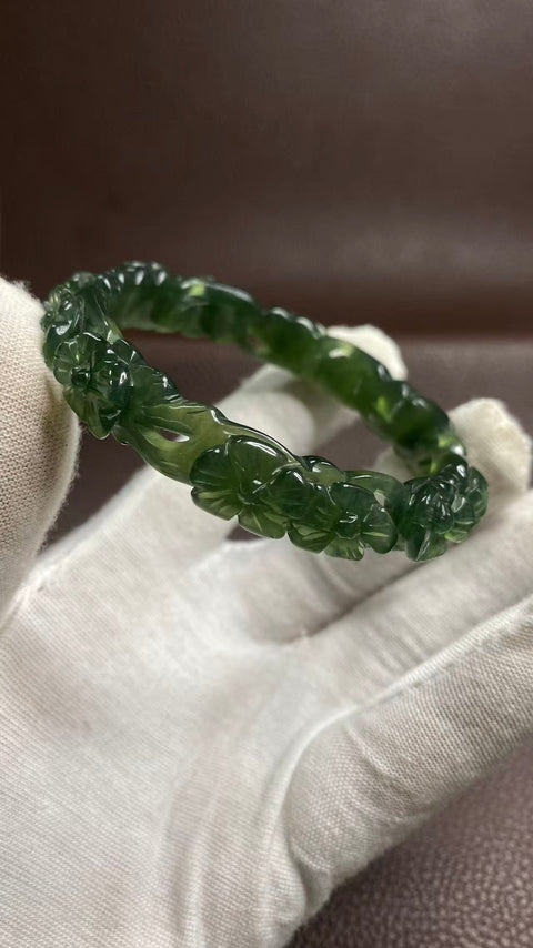 "Kedamaian dan Kemakmuran": Gelang giok Xiuyan ukir bunga berwarna hijau menyeluruh yang sangat indah. Diameter 59 mm; ketebalan gelang: 12,5 mm. Gratis ongkos kirim dan pajak.