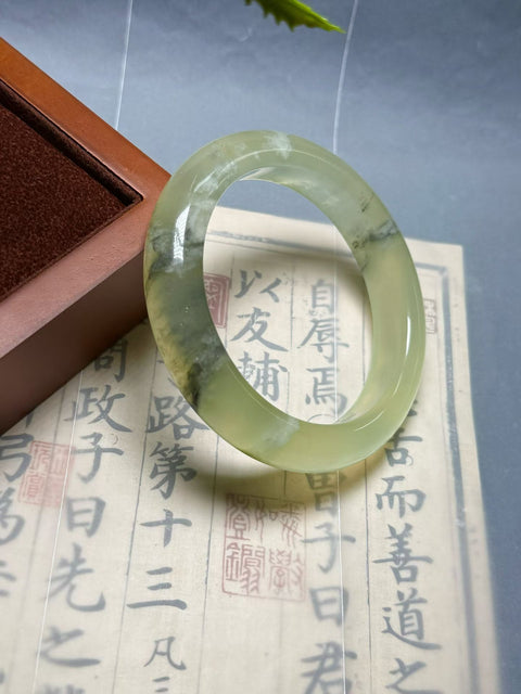Gelang giok Xiuyan alami dengan corak lukisan tinta alami. Diameter 56,2×12,8×9,5mm. Semua Batu Terbentuk Secara Alami. Gratis Ongkos Kirim Dan Pajak.