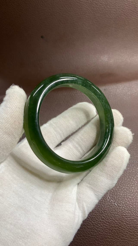 Gelang giok Xiuyan yang indah dengan warna hijau pekat dan bintik-bintik hijau zamrud; diameter 58 mm, lebar 12,8 mm. Semua batu terbentuk secara alami, gratis ongkos kirim dan pajak.