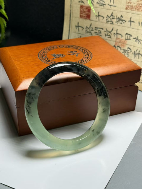 Gelang Xiuyan Jade Icy Translucent Ink Painting ✨ Warna hijau jernih dan berkilau dengan pola seperti lukisan tinta alami. Diameter 55,7×12,8×9,6 cm, Semua batu terbentuk secara alami. Gratis ongkos kirim dan pajak.