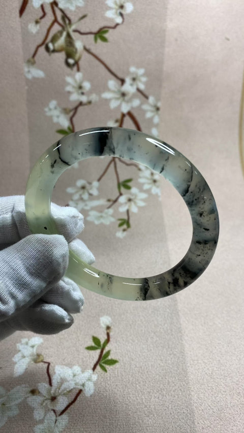 Gelang giok Xiuyan yang indah dengan efek lukisan tinta seperti musim semi di atas dasar es. Diameter 56,5 mm, lebar tepi 9,3 mm. Semua Batu Terbentuk Secara Alami. Gratis Ongkos Kirim Dan Pajak.
