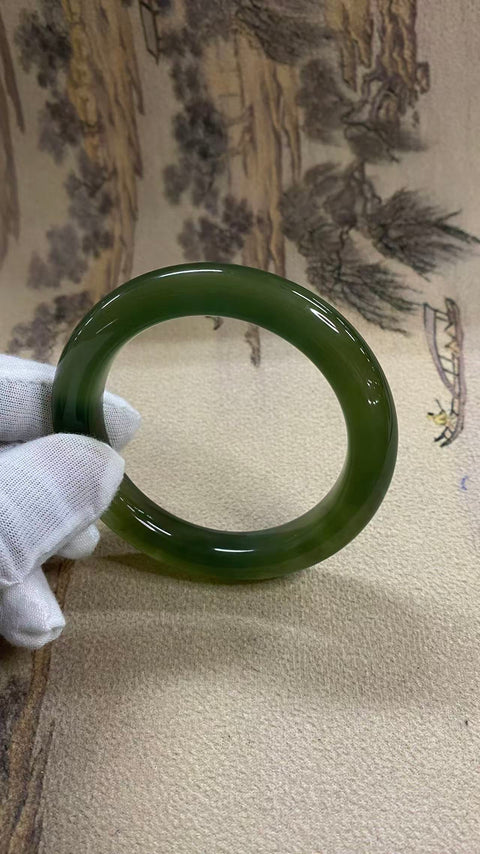 Gelang giok Xiuyan yang indah, berwarna hijau pekat dengan zamrud yang berkilauan, Diameter 57,2 mm, lebar tepi: 11,3 mm. Semua Batu Terbentuk Secara Alami. Gratis Ongkos Kirim Dan Pajak.
