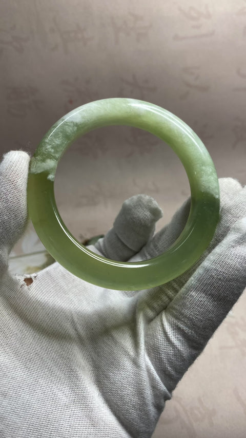 Gelang giok Xiuyan yang indah, setengah hijau dan setengah giok, Diameter 56,4 mm, lebar tepi: 12,3 mm, semua batu terbentuk secara alami. Gratis ongkos kirim dan pajak.