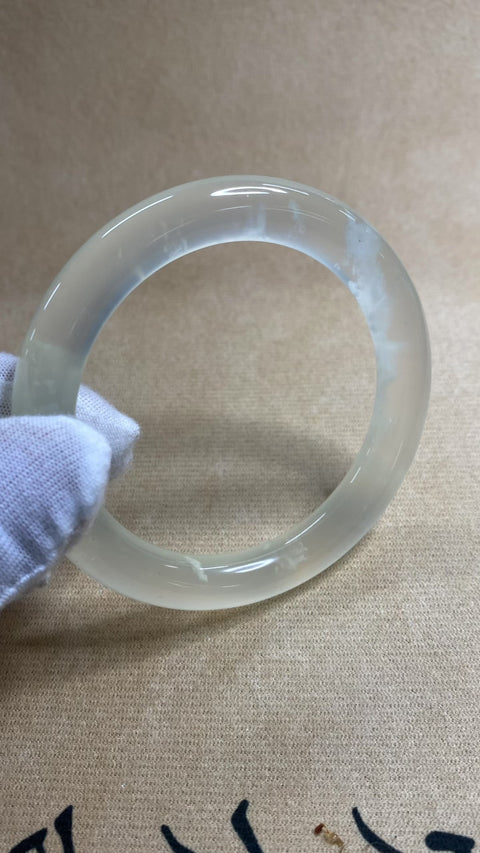 Gelang giok Xiuyan tipe es yang indah – Gelang Badai Salju, dingin dan tembus pandang, Diameter 56,2 mm, lebar tepi 9,5 mm, Semua Batu Terbentuk Secara Alami. Gratis Ongkos Kirim Dan Pajak.