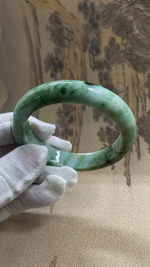 Gelang giok alami Grade A, dengan warna hijau mengambang, tekstur halus, Diameter 57mm, lebar tepi: 13mm, ketebalan: 9.2mm. Semua Batu Terbentuk Secara Alami. Gratis Ongkos Kirim Dan Pajak.