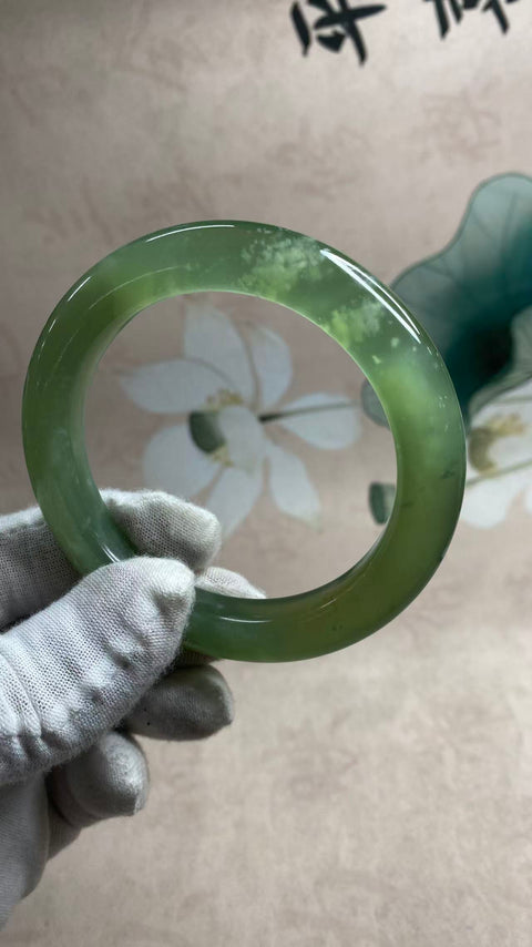Gelang bunga mengambang es hijau giok Xiuyan yang indah, Diameter 59mm, lebar sisi : 11mm. Semua Batu Terbentuk Secara Alami. Termasuk Ongkos Kirim Dan Pajak.