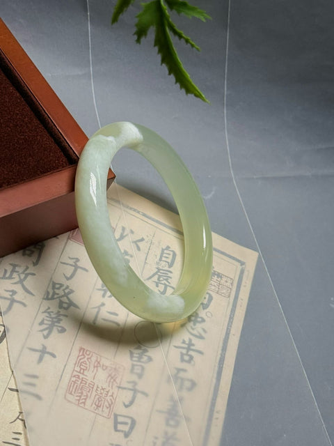 Gelang giok xiuyan hijau bening, membawa kedamaian dan ketenangan. Diameter 56×11.2×9.5mm, Semua Batu Terbentuk Secara Alami. Gratis Ongkos Kirim Dan Pajak.
