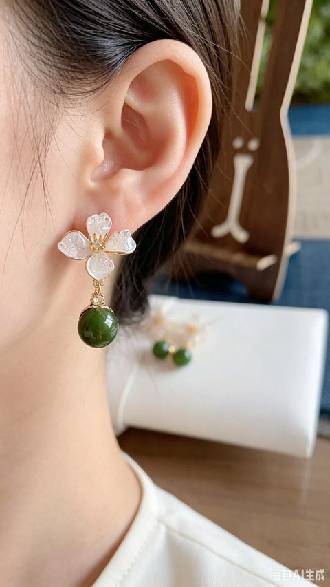 Anting Giok Alami terbuat dari material tambang lama, Ukuran: 8mm. Gratis ongkir dan pajak.