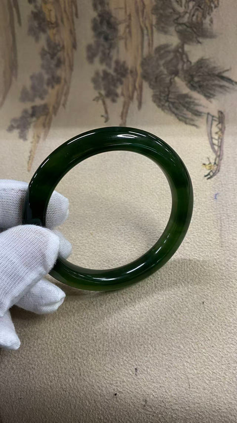 Gelang giok Xiuyan yang indah, berwarna hijau pekat dengan zamrud yang berkilauan, Diameter 57 mm, lebar tepi: 10,5 mm. Semua Batu Terbentuk Secara Alami. Gratis Ongkos Kirim Dan Pajak.