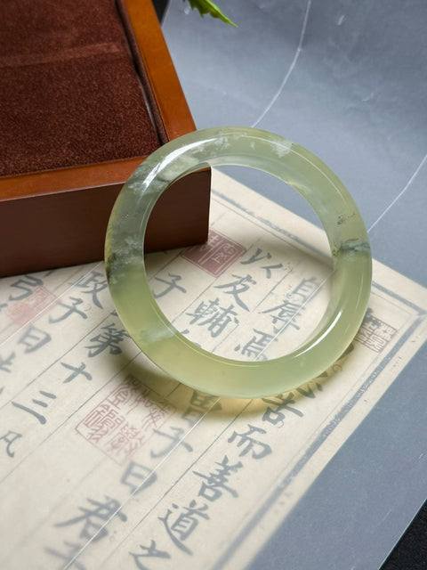 Gelang giok Xiuyan alami dengan corak lukisan tinta alami. Diameter 56,2×12,8×9,5mm. Semua Batu Terbentuk Secara Alami. Gratis Ongkos Kirim Dan Pajak.
