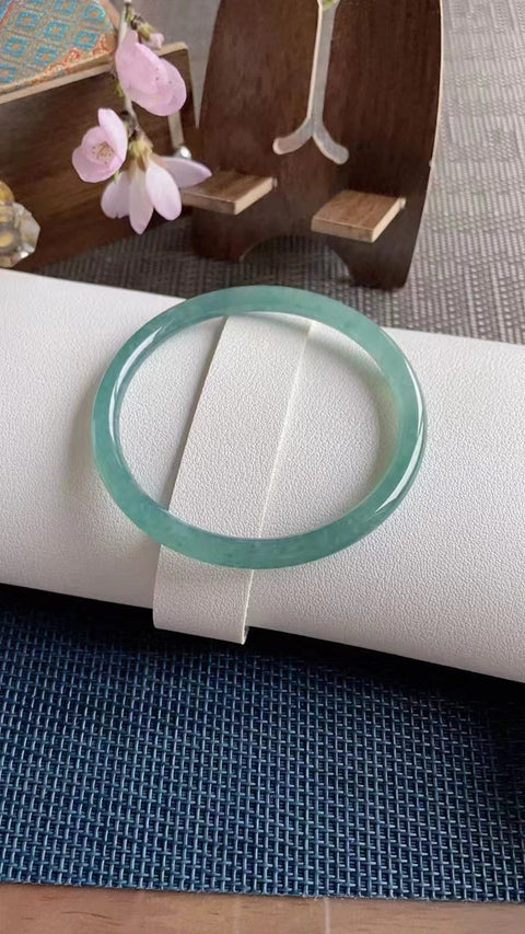 Gelang giok biru alami, material tambang lama, diameter 57mm, ketebalan 6mm. Semua batu terbentuk secara alami, gratis ongkos kirim dan pajak.