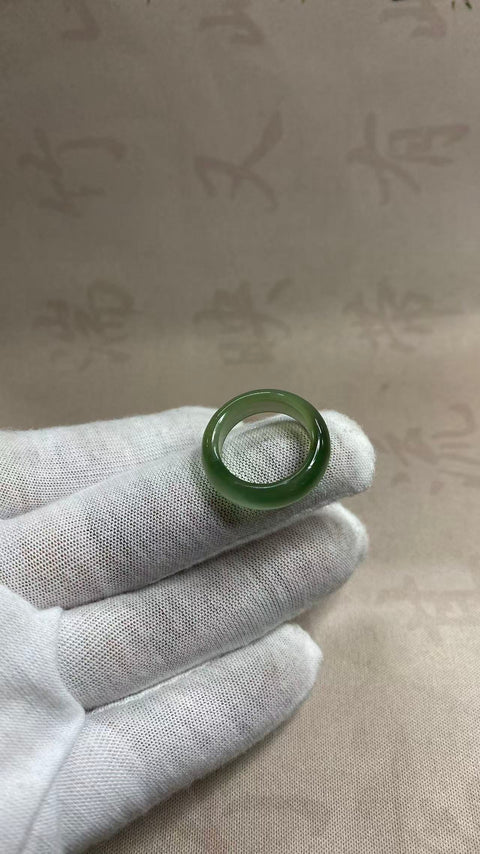 Cincin giok Xiuyan hijau es yang indah, diameter 17 mm, termasuk ongkos kirim dan pajak.