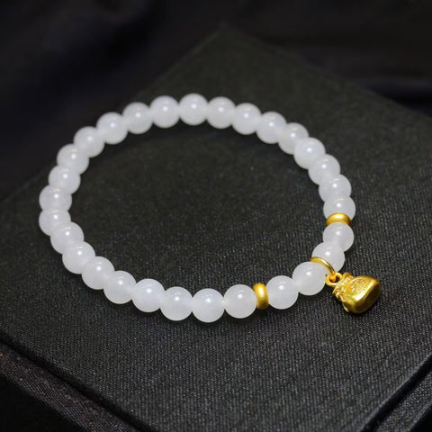 Gelang butiran giok putih Hetian 6mm, Dipadukan dengan aksesoris berlapis warna emas, cantik dan menawan. Gratis ongkos kirim dan pajak.