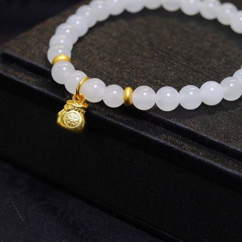 Gelang butiran giok putih Hetian 6mm, Dipadukan dengan aksesoris berlapis warna emas, cantik dan menawan. Gratis ongkos kirim dan pajak.