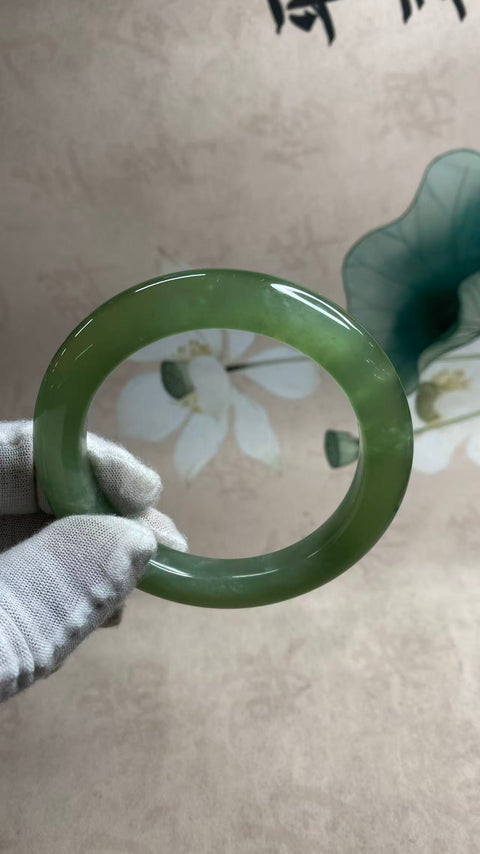 Gelang bunga mengambang es hijau giok Xiuyan yang indah, Diameter 59mm, lebar sisi : 11mm. Semua Batu Terbentuk Secara Alami. Termasuk Ongkos Kirim Dan Pajak.