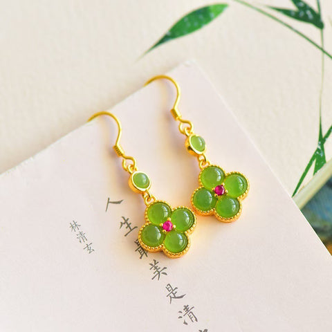 12251-2# Anting-anting perak sterling 925 bertatahkan batu giok Hetian cabochon berbentuk daun semanggi empat helai. Gratis ongkos kirim dan pajak.