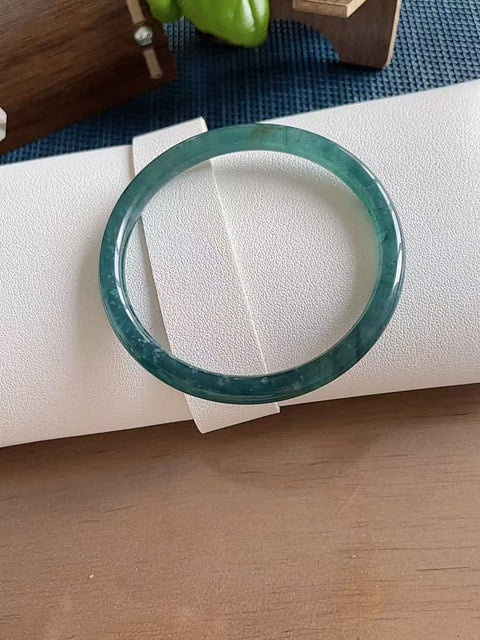 Gelang giok jadeite Blue Water, diameter 54 mm, ketebalan 6 mm. Semua batu alam terbentuk secara alami, gratis ongkos kirim dan pajak.