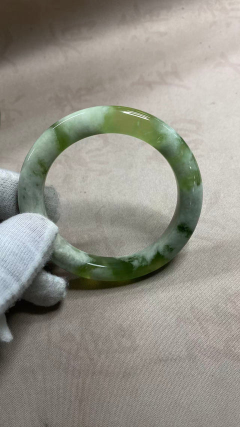 Gelang giok Xiuyan yang indah dengan warna hijau keputihan, diameter 54,9mm, lebar tepi 10mm, semua batu terbentuk secara alami. Gratis ongkos kirim dan pajak.