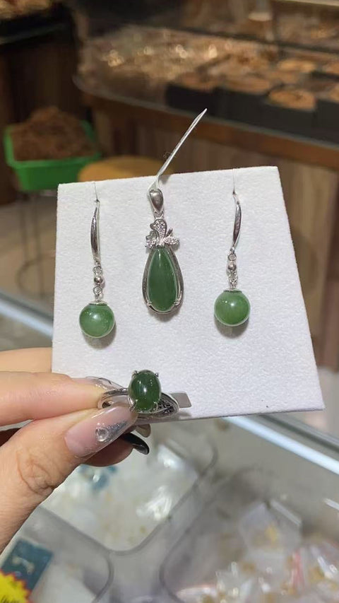 10179# Liontin tetes air mata giok Hetian bertatahkan perak sterling S925, 8x18mm; 11174# Cincin giok Hetian bertatahkan perak sterling S925; 12029# Anting giok Hetian bertatahkan perak sterling S925. Ongkos kirim dan pajak sudah termasuk.