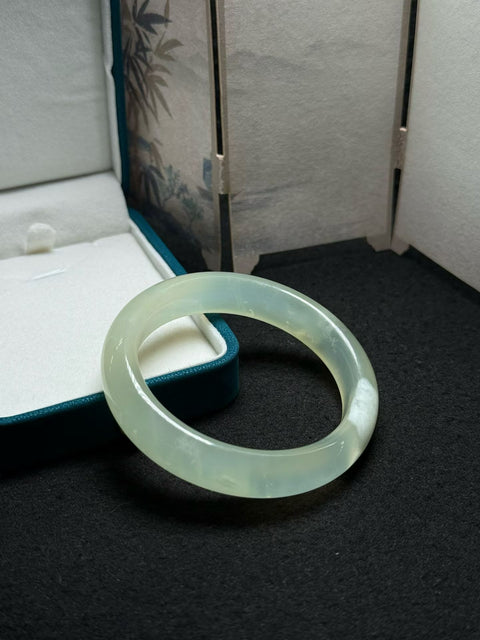 Gelang giok Xiuyan alami, Memancarkan aura lembut dan menawan saat dikenakan. Diameter 53,8×12×8,5 mm. Semua Batu Terbentuk Secara Alami. Gratis Pengiriman Dan Pajak.