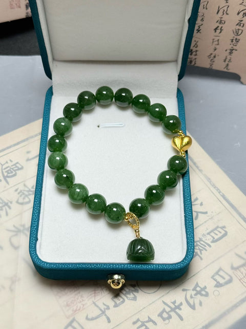 Gelang biji teratai giok Hetian ✨ Membawa kekayaan dan keberuntungan~ Terlihat cantik dan mencerahkan kulit~ Ukuran: Sekitar 10mm. Gratis ongkos kirim dan pajak.