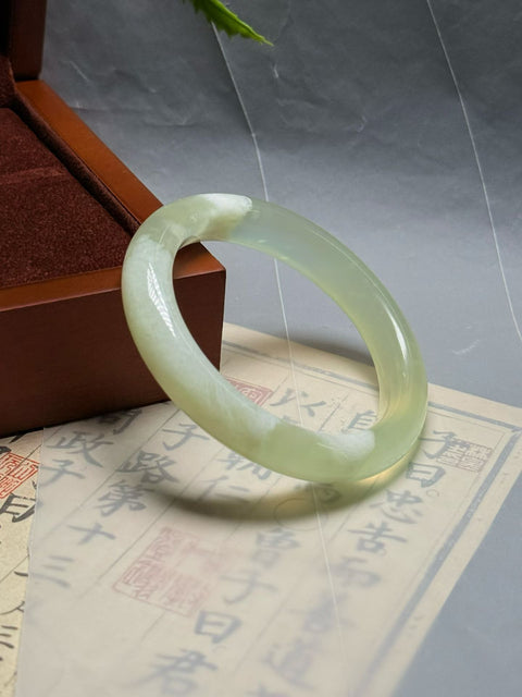 Gelang giok xiuyan hijau bening, membawa kedamaian dan ketenangan. Diameter 56×11.2×9.5mm, Semua Batu Terbentuk Secara Alami. Gratis Ongkos Kirim Dan Pajak.