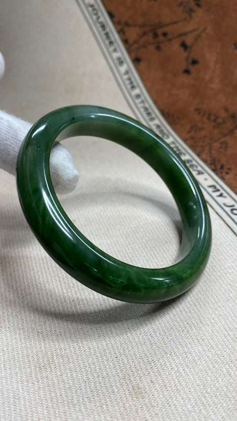 Giok Hetian istimewa—gelang giok berwarna hijau bayam; warna hijau yang indah. Diameter 58,5 mm; lebar: 11,5 mm. Semua batu terbentuk secara alami. Gratis ongkos kirim dan pajak.