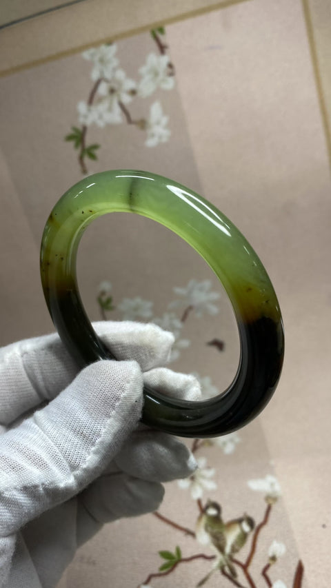 Gelang giok Xiuyan yang indah dengan efek warna gradasi; Diameter 56,6 mm, Lebar sisi 10,3 mm. Semua batu terbentuk secara alami, gratis ongkos kirim dan pajak.