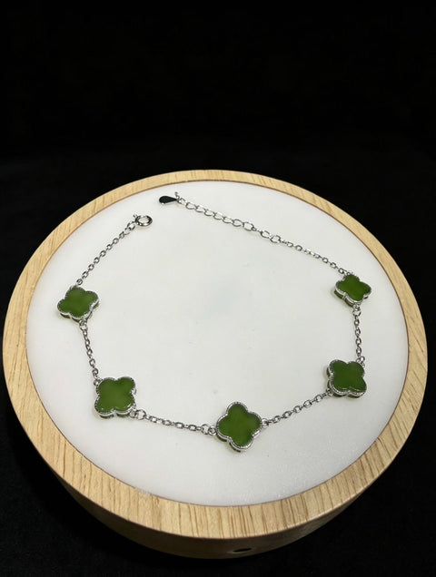 Gelang giok Hetian alami dan giok nefrit dengan bingkai perak dan desain daun semanggi empat helai! Ukuran: 9mm. Gratis ongkos kirim dan pajak.