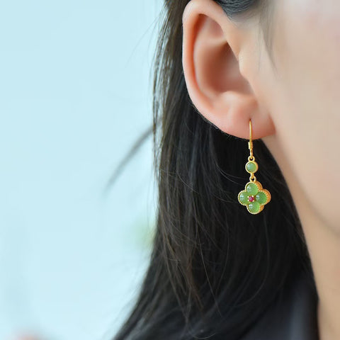 12251-2# Anting-anting perak sterling 925 bertatahkan batu giok Hetian cabochon berbentuk daun semanggi empat helai. Gratis ongkos kirim dan pajak.