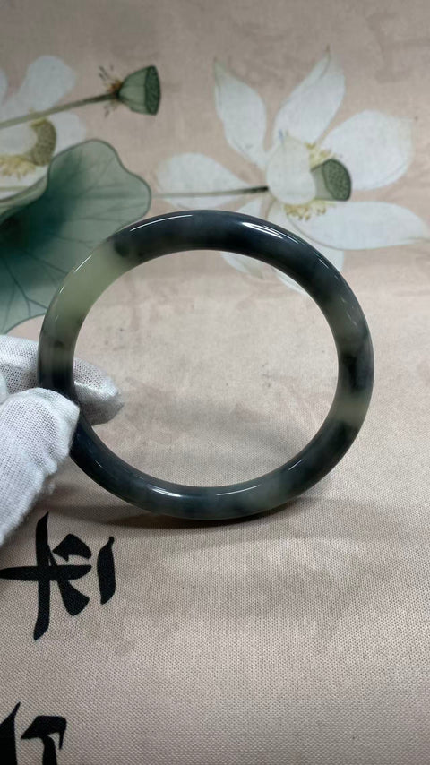 Gelang giok Xiuyan yang indah dengan warna krem, Diameter : 62mm, ketebalan gelang: 8,2mm. Semua Batu Terbentuk Secara Alami. Gratis Ongkos Kirim Dan Pajak.