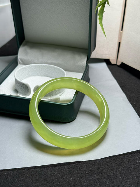 Gelang "Kedamaian" dari giok Xiuyan alami, membawa kekayaan. Diameter 58×14,3×7,3mm, Semua batu terbentuk secara alami. Gratis pengiriman dan pajak.